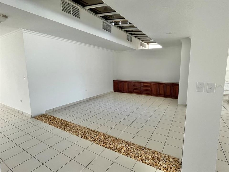 Vendido Recientemente: $1,225,000 (6 camas, 4 baños, 4210 Pies cuadrados)