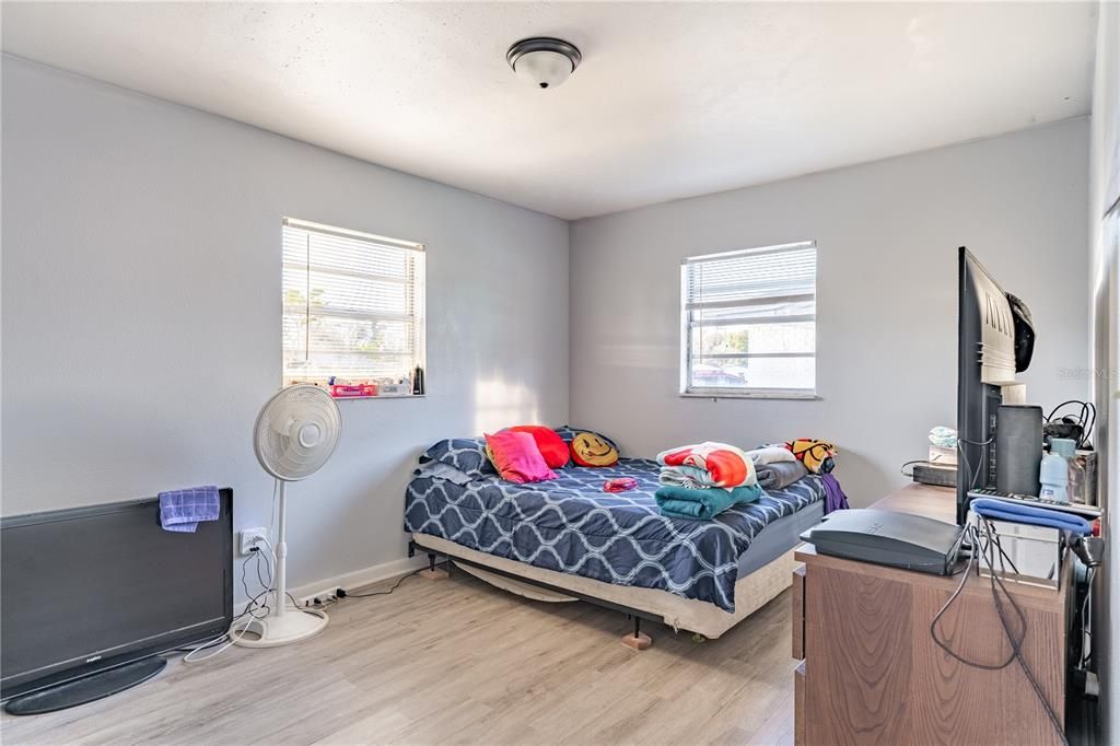 Recently Sold: $210,000 (3 beds, 1 baths, 920 Square Feet)