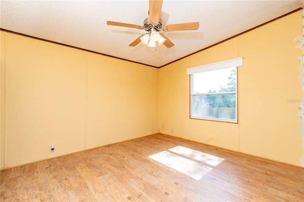 Recently Sold: $209,500 (3 beds, 2 baths, 1404 Square Feet)
