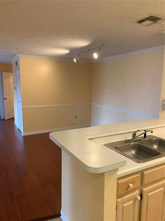 Recently Rented: $1,400 (2 beds, 2 baths, 975 Square Feet)