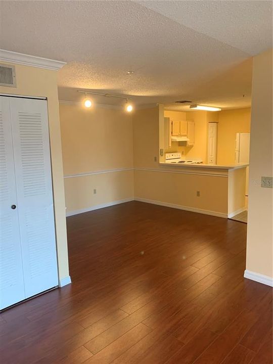 Recently Rented: $1,400 (2 beds, 2 baths, 975 Square Feet)