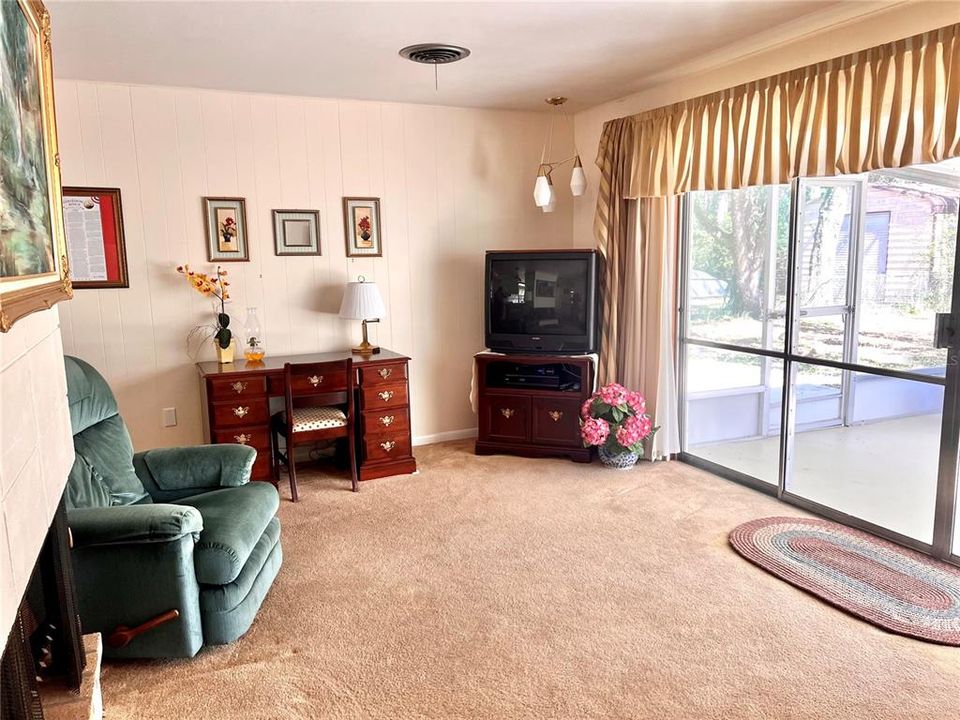 Recently Sold: $109,900 (2 beds, 1 baths, 928 Square Feet)
