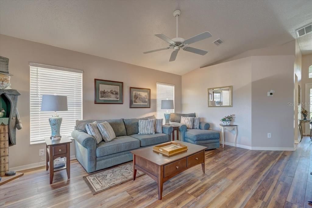 Recently Sold: $235,000 (2 beds, 2 baths, 1363 Square Feet)