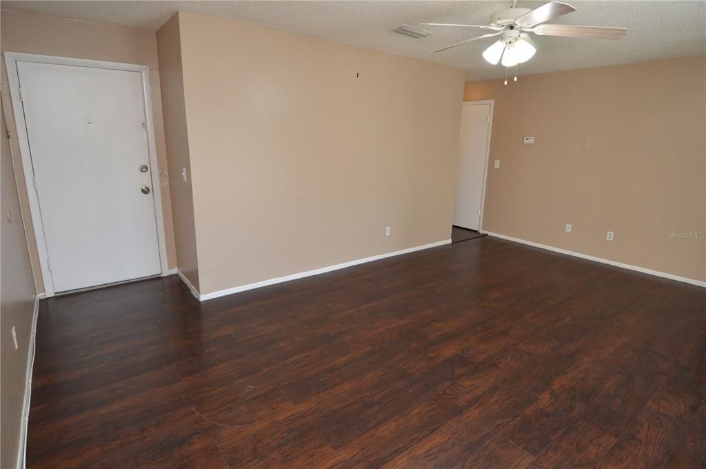 Recently Rented: $1,200 (2 beds, 1 baths, 909 Square Feet)