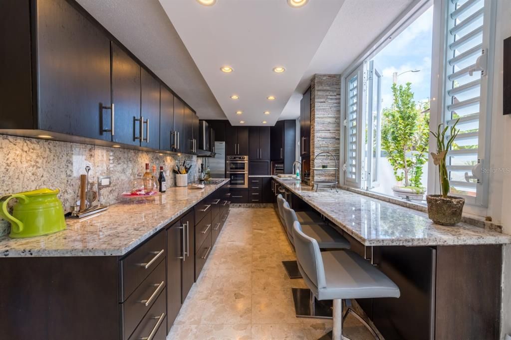 Granite Counters & Eat-In Kitchen Bar