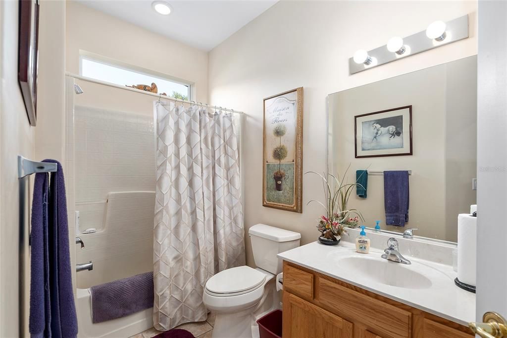 最近售出: $429,900 (2 贝兹, 2 浴室, 2148 平方英尺)
