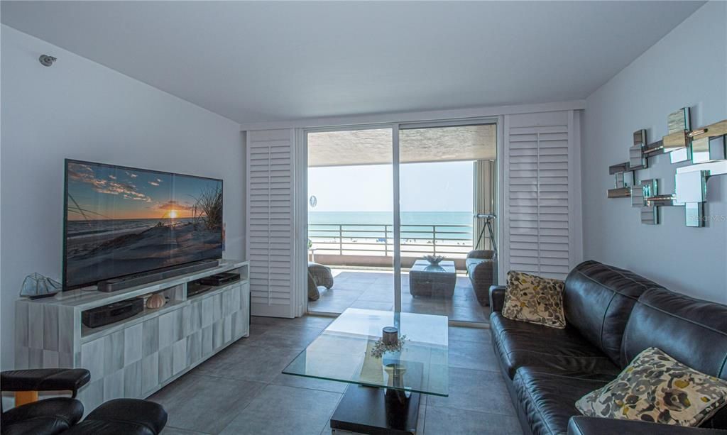 Living room with spectacular beach views!!
