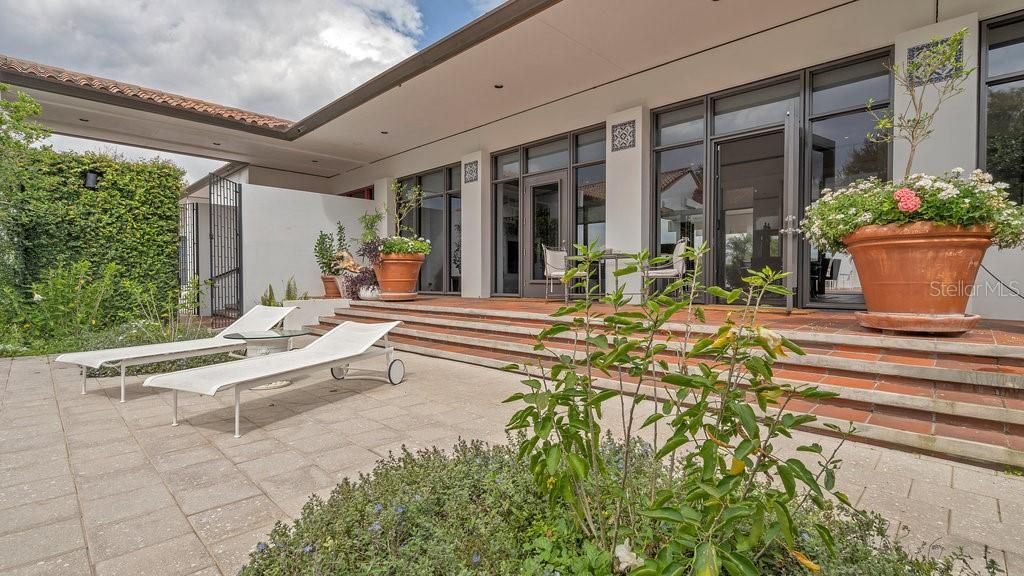 Vendido Recientemente: $2,400,000 (5 camas, 4 baños, 4232 Pies cuadrados)