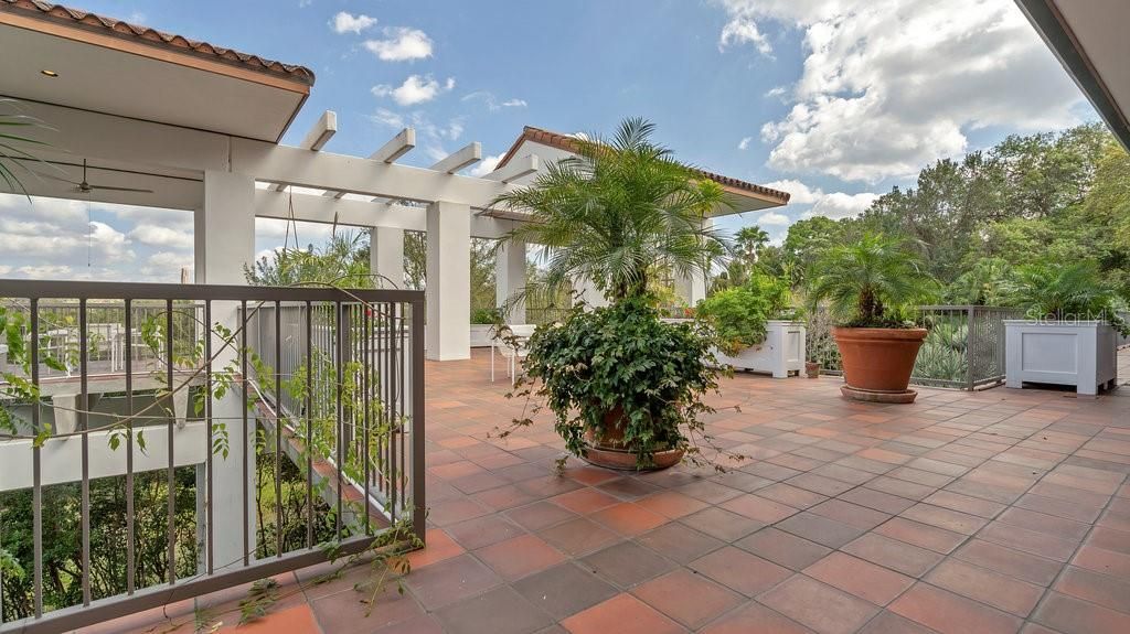 Vendido Recientemente: $2,400,000 (5 camas, 4 baños, 4232 Pies cuadrados)