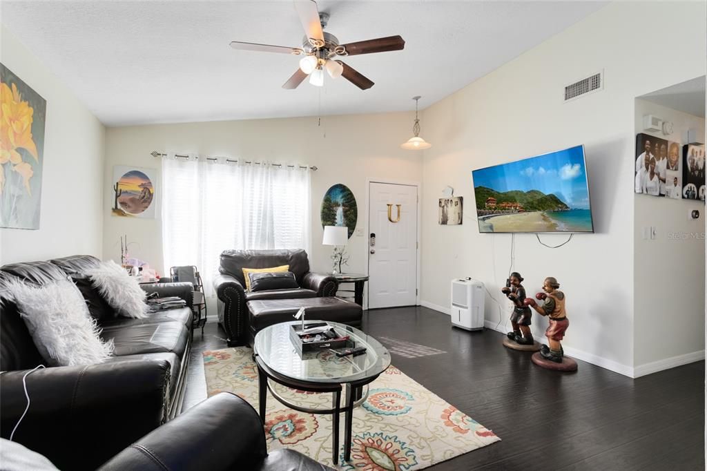 Recently Sold: $350,000 (3 beds, 2 baths, 1148 Square Feet)
