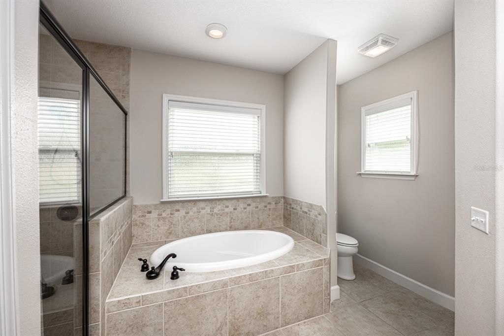 Master bath w/ tub and shower