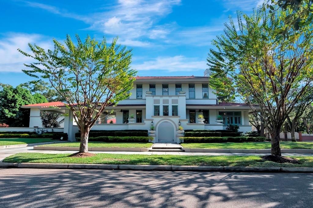 Recently Sold: $3,767,500 (5 beds, 6 baths, 6020 Square Feet)