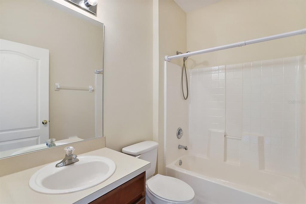 guest/hall bath with shower/tub combo