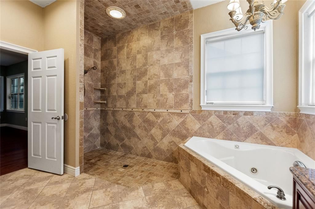最近售出: $764,500 (4 贝兹, 3 浴室, 2965 平方英尺)