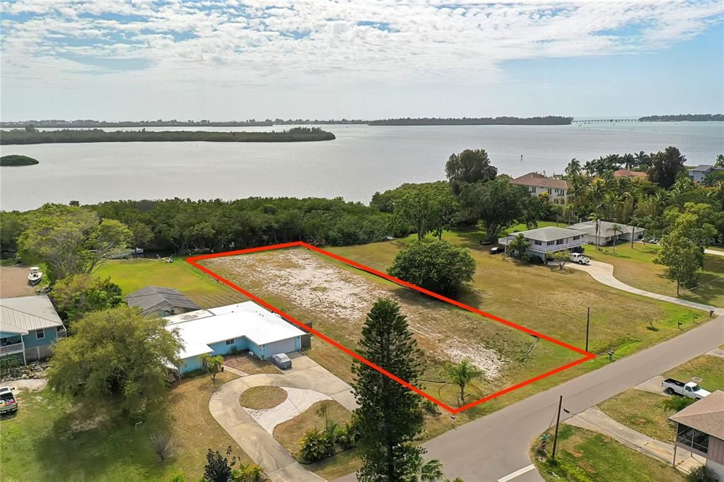 最近售出: $650,000 (0.75 acres)