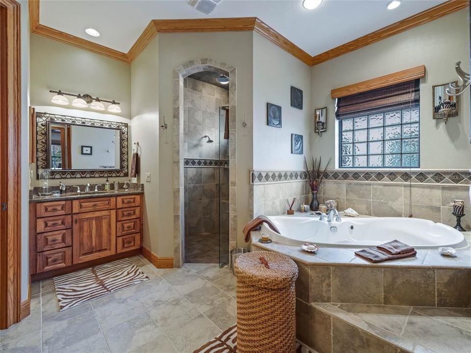 最近售出: $649,000 (3 贝兹, 2 浴室, 2249 平方英尺)
