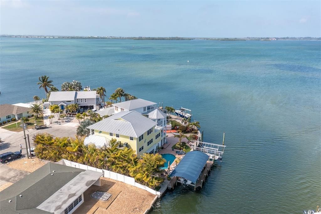 Recently Sold: $2,490,000 (5 beds, 4 baths, 3952 Square Feet)