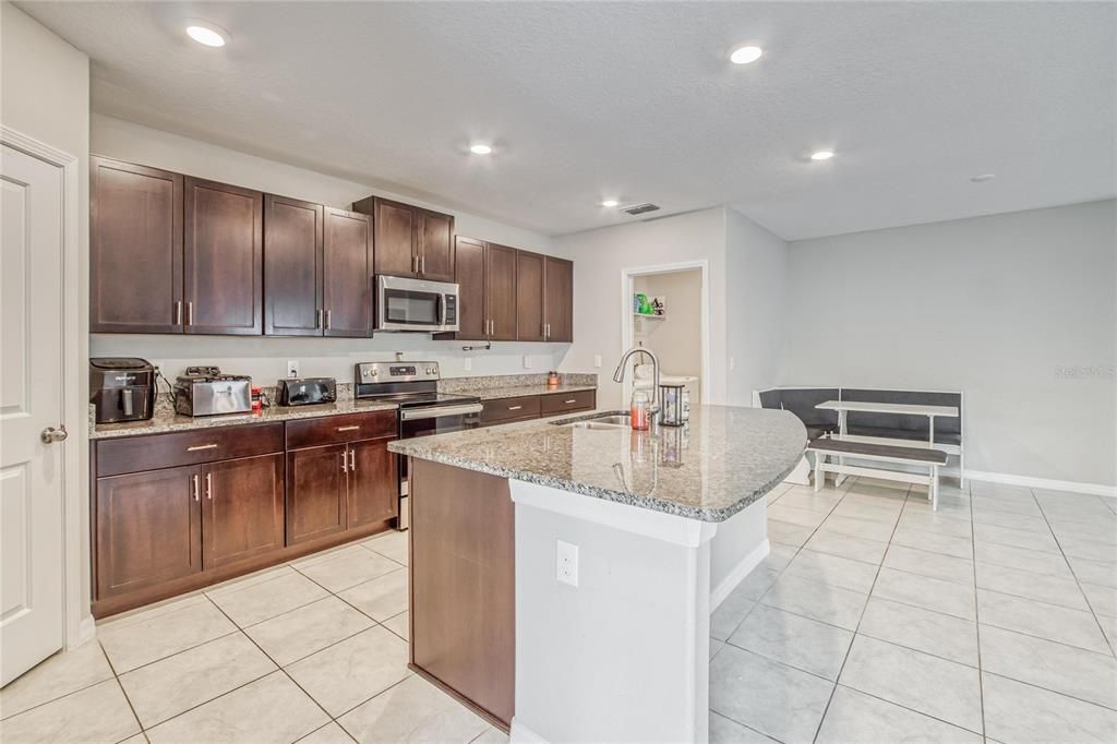 Recently Sold: $435,000 (5 beds, 2 baths, 2215 Square Feet)
