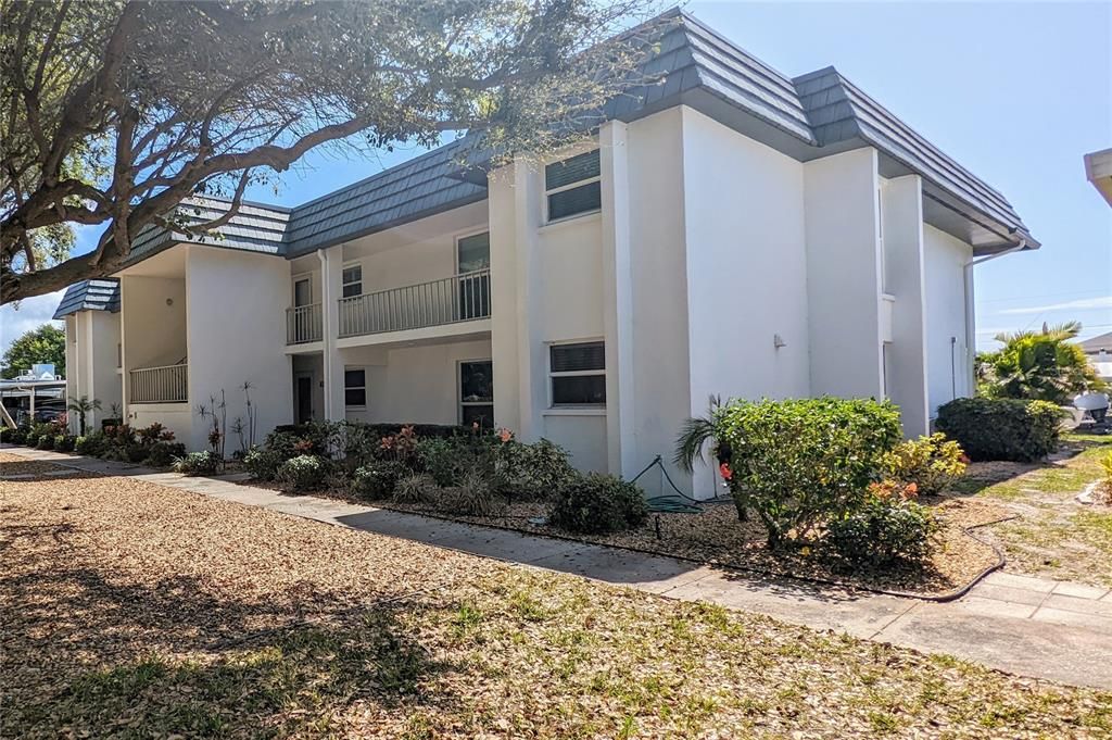 Recently Sold: $445,000 (2 beds, 2 baths, 1092 Square Feet)