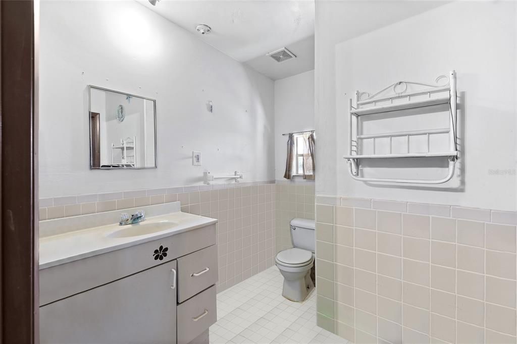 Recently Sold: $499,000 (2 beds, 1 baths, 1100 Square Feet)