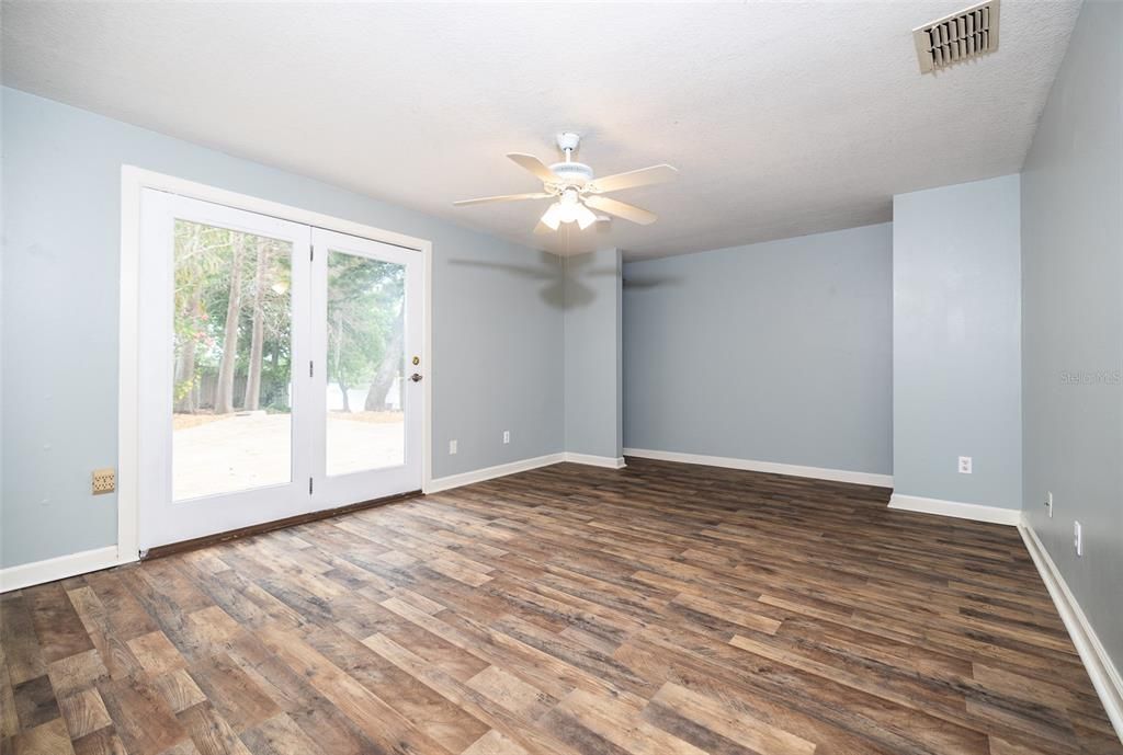 Recently Sold: $319,000 (2 beds, 1 baths, 1101 Square Feet)