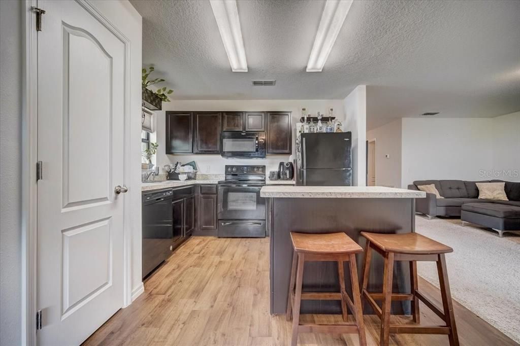 Recently Sold: $300,000 (3 beds, 2 baths, 1401 Square Feet)