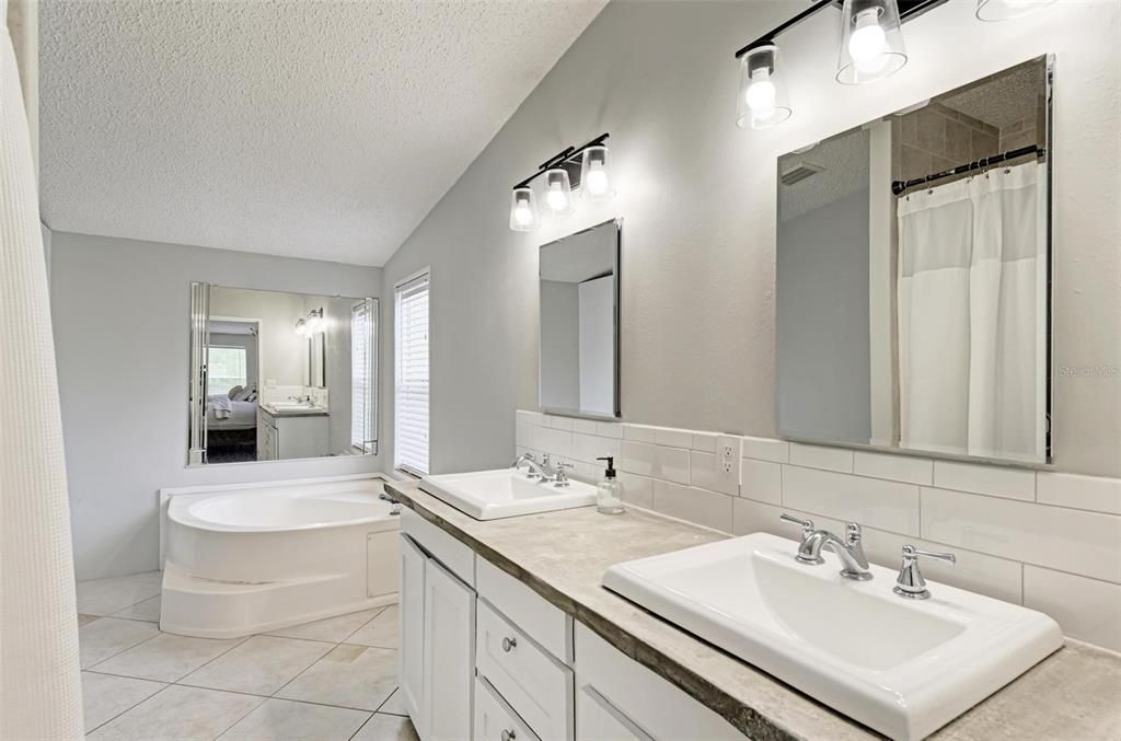 Master bath w/ dual sinks