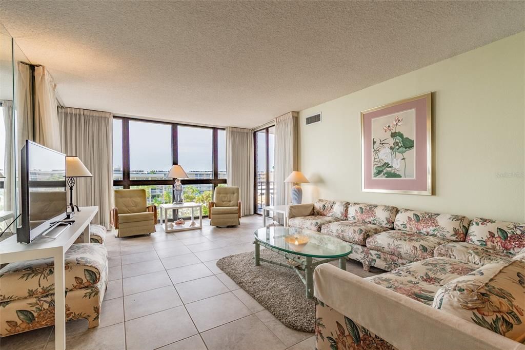 Recently Sold: $660,000 (2 beds, 2 baths, 1180 Square Feet)