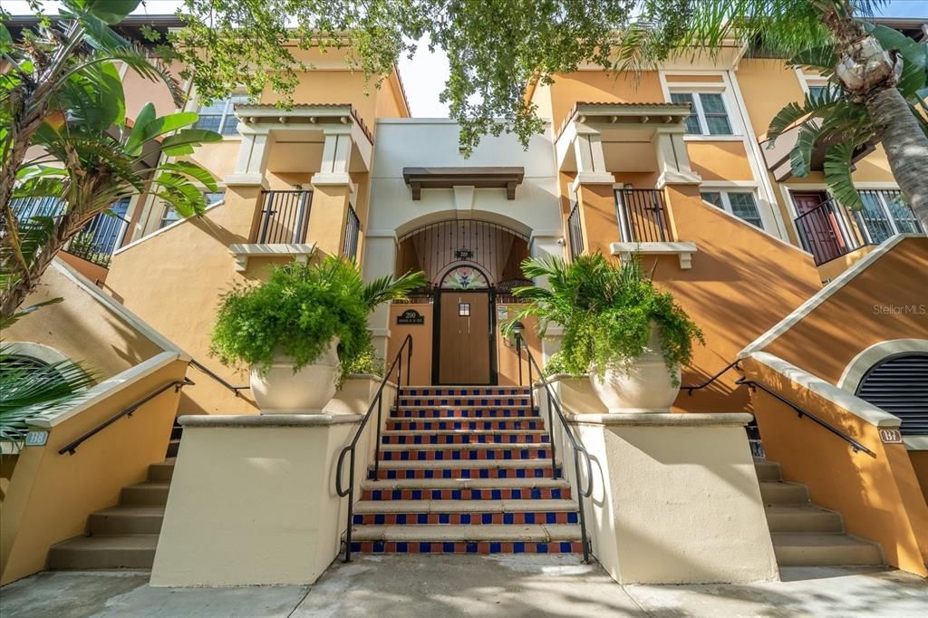 Recently Sold: $370,000 (1 beds, 1 baths, 743 Square Feet)
