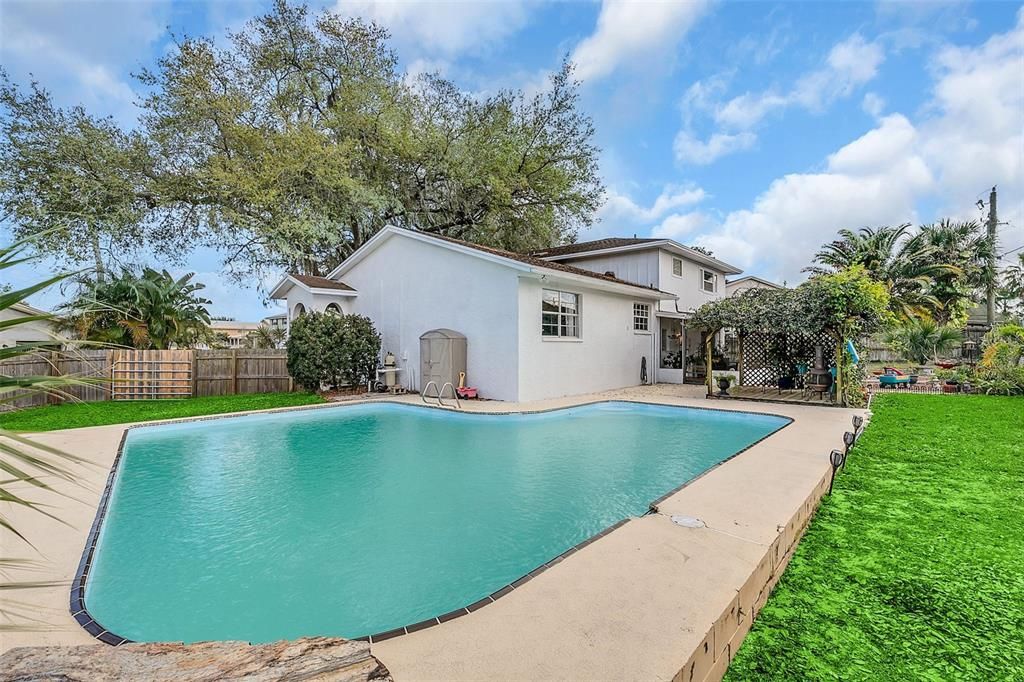 Recently Sold: $425,000 (4 beds, 2 baths, 2226 Square Feet)