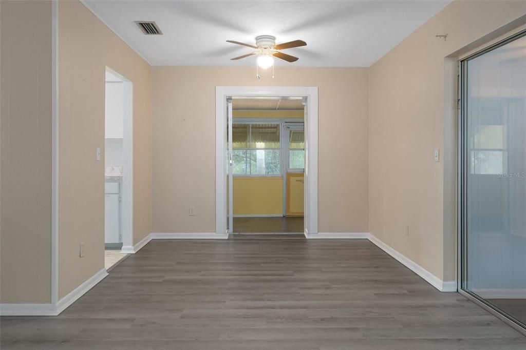 Recently Sold: $200,000 (2 beds, 1 baths, 912 Square Feet)