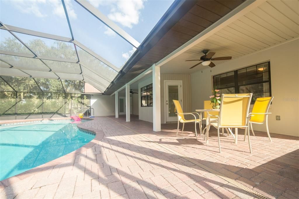 Recently Sold: $899,000 (3 beds, 2 baths, 3017 Square Feet)