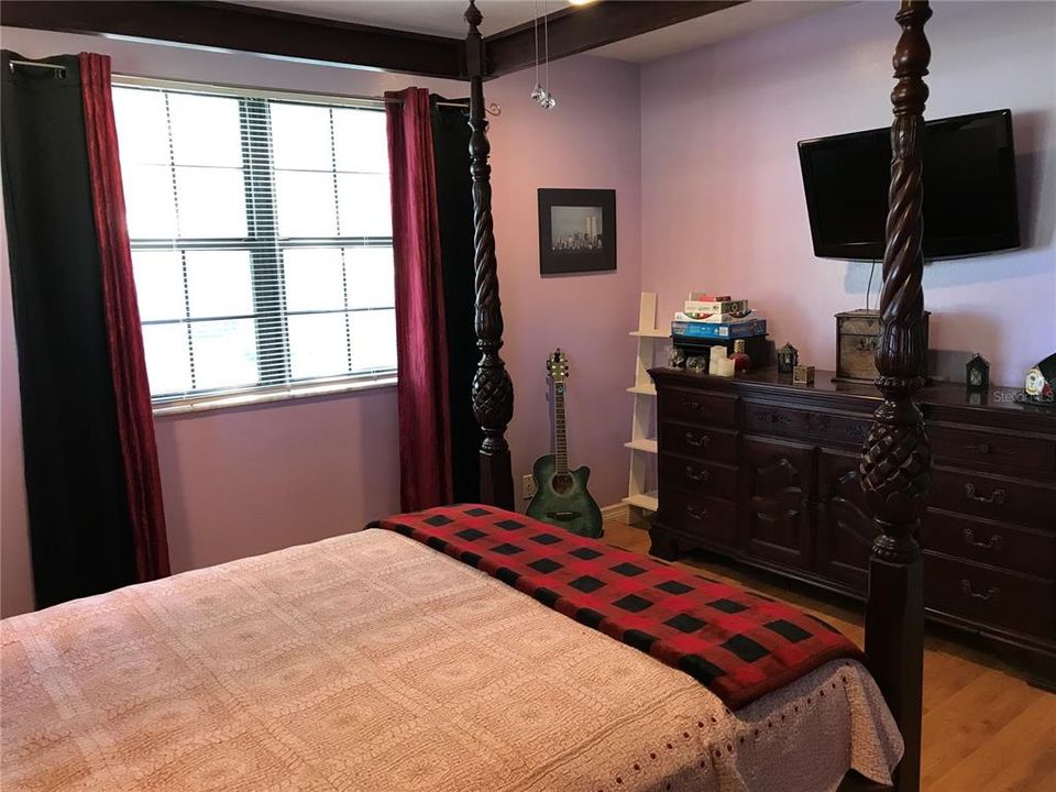 GUESS BEDROOM