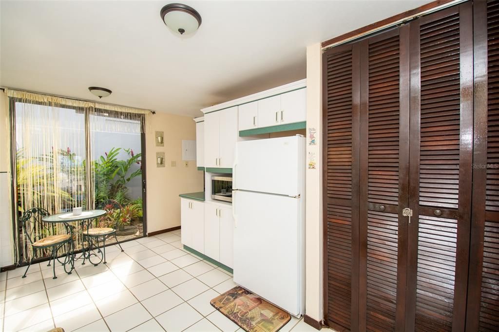 Vendido Recientemente: $375,000 (4 camas, 2 baños, 2000 Pies cuadrados)