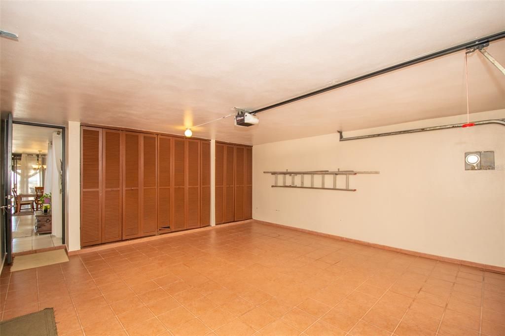 Vendido Recientemente: $375,000 (4 camas, 2 baños, 2000 Pies cuadrados)