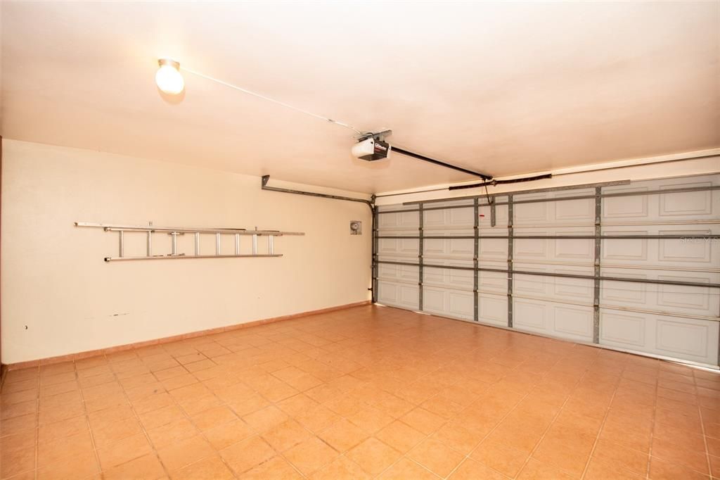 Vendido Recientemente: $375,000 (4 camas, 2 baños, 2000 Pies cuadrados)