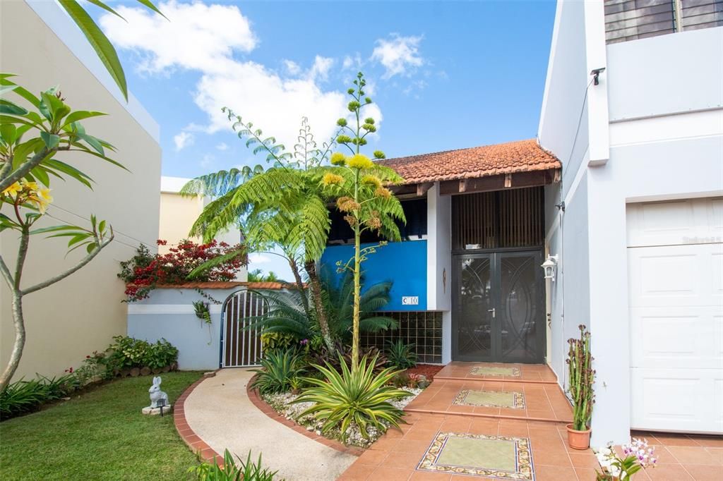 Vendido Recientemente: $375,000 (4 camas, 2 baños, 2000 Pies cuadrados)