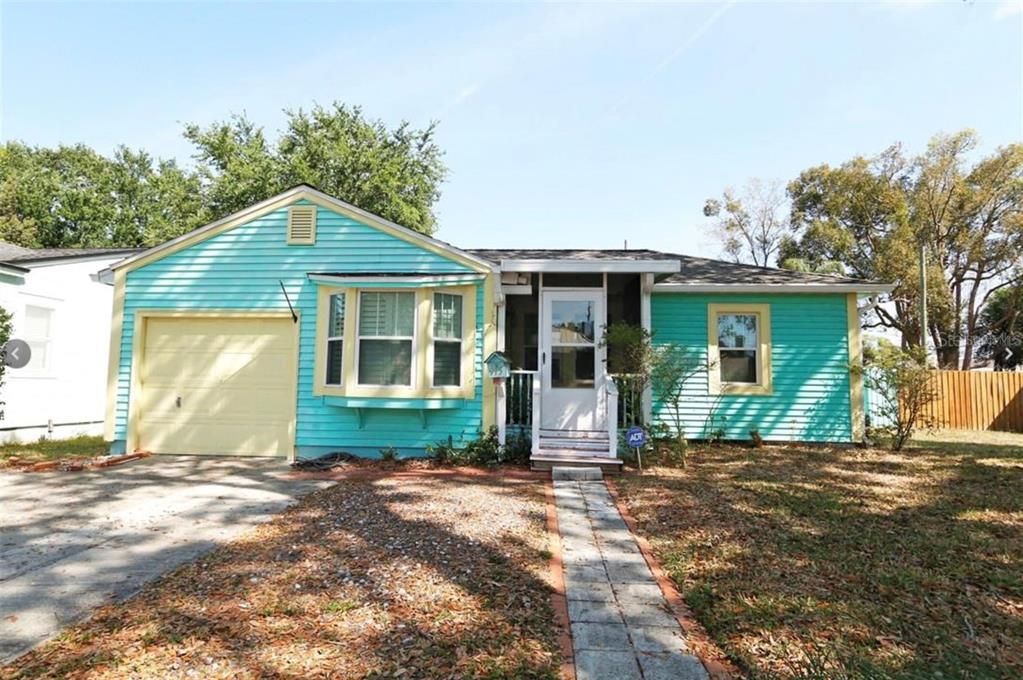 Recently Sold: $320,000 (2 beds, 1 baths, 1076 Square Feet)