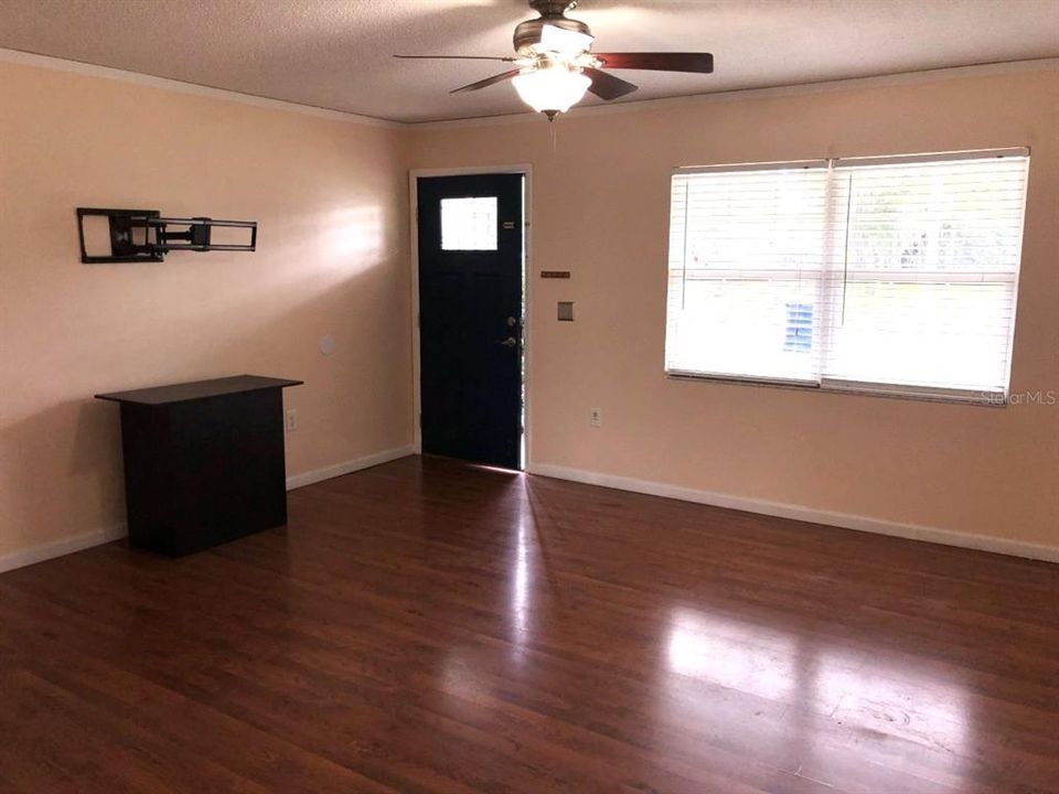 Recently Rented: $1,300 (3 beds, 2 baths, 1360 Square Feet)