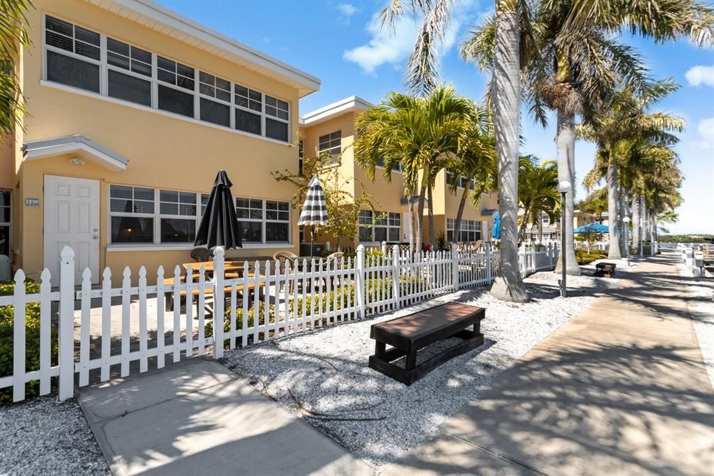 Recently Sold: $589,000 (2 beds, 1 baths, 950 Square Feet)