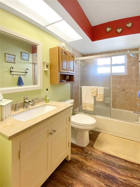 最近售出: $385,000 (3 贝兹, 2 浴室, 1761 平方英尺)