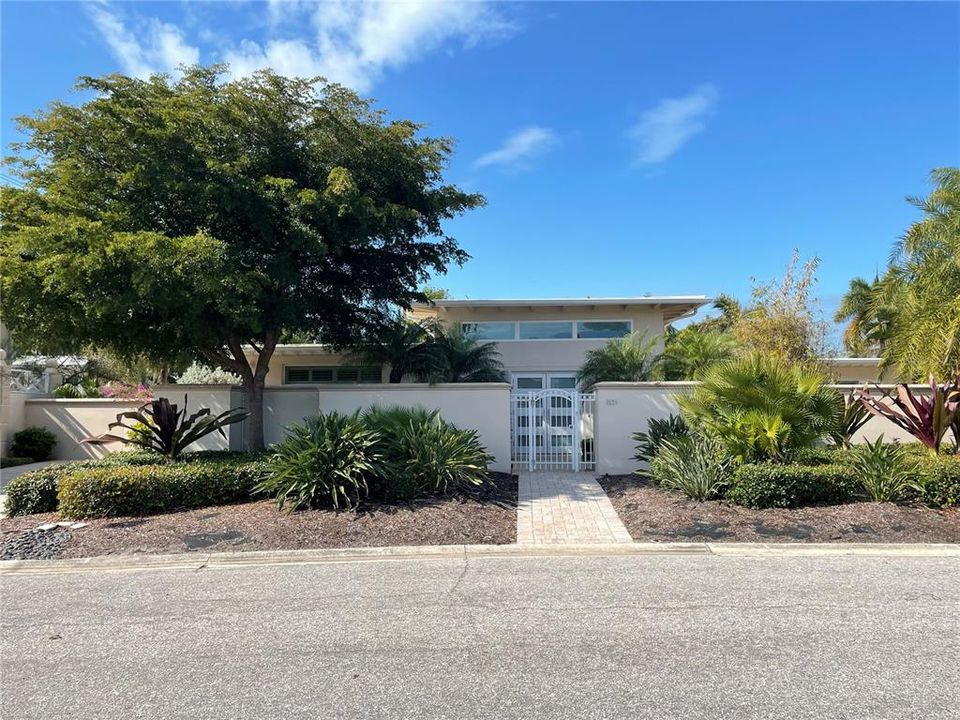 Recently Sold: $3,500,000 (4 beds, 3 baths, 2814 Square Feet)