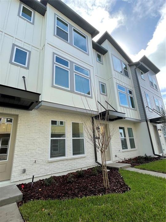 Recently Sold: $411,100 (3 beds, 3 baths, 2106 Square Feet)