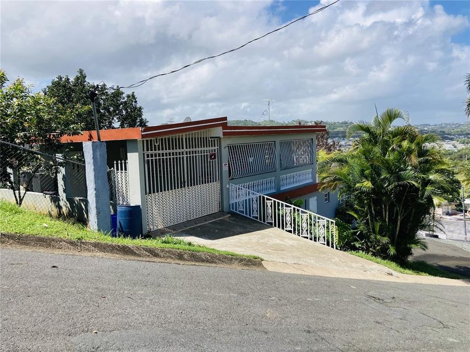 Vendido Recientemente: $190,000 (5 camas, 2 baños, 2120 Pies cuadrados)