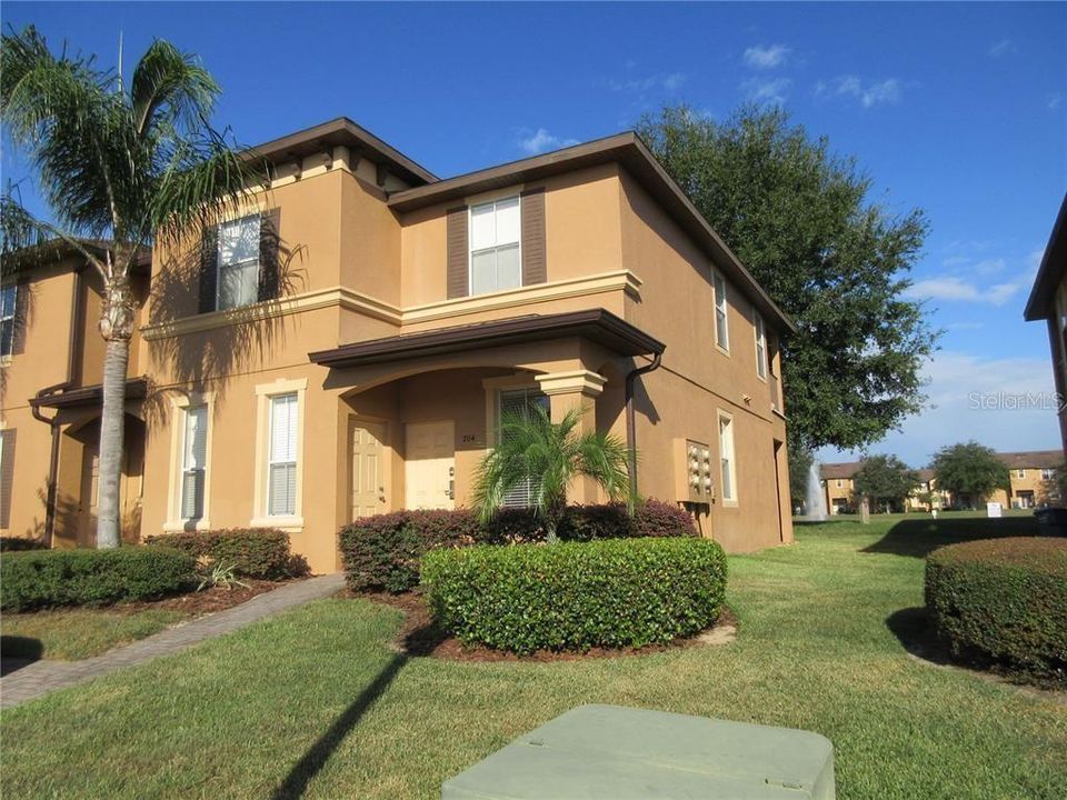 Beautiful end unit townhome in the amazing Regal Palms community!