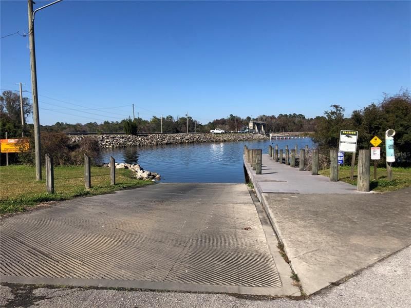 COMMUNITY BOAT RAMP ON SPECTACULAR LAKE ROUSSEAU APPROX 25 minute FROM PROPERTY
