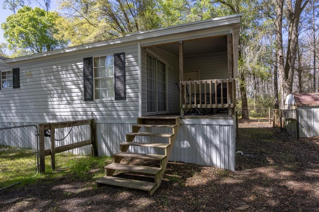 Side porch with separate fenced area