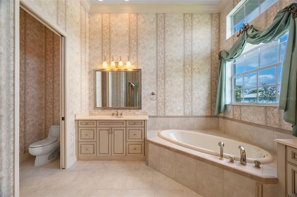 最近售出: $989,900 (3 贝兹, 3 浴室, 4055 平方英尺)