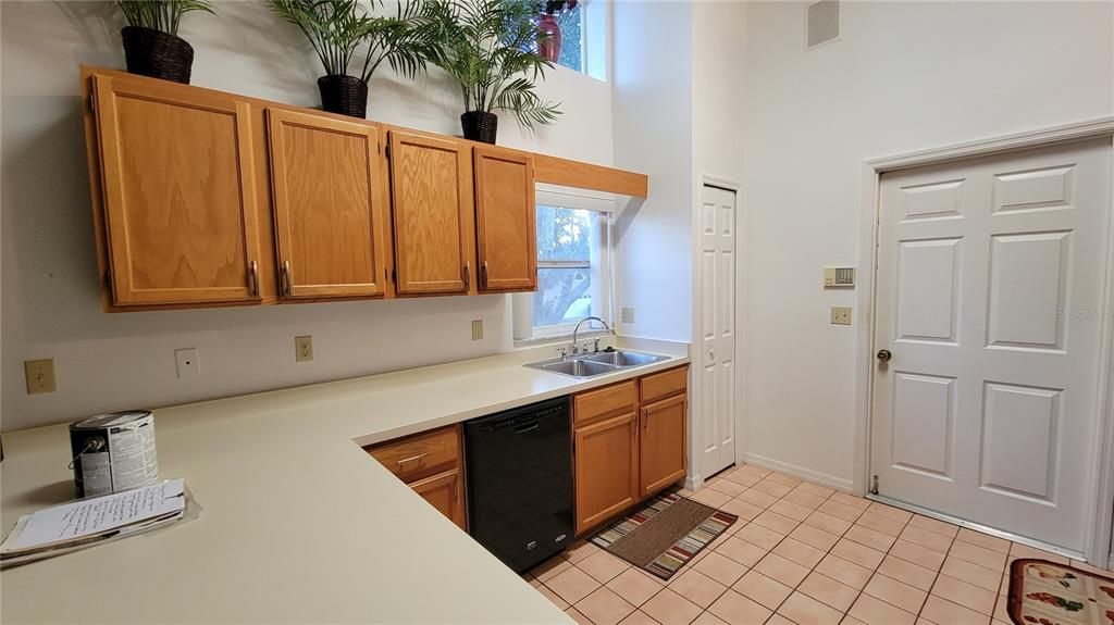 Recently Rented: $1,900 (2 beds, 2 baths, 1325 Square Feet)