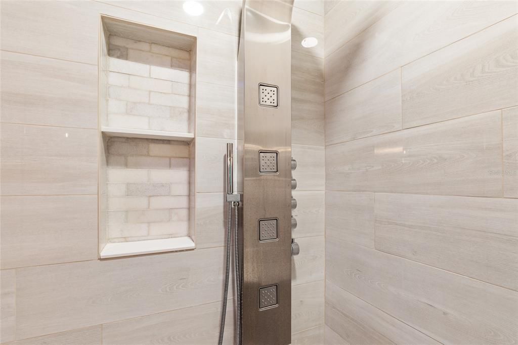 最近售出: $725,000 (3 贝兹, 2 浴室, 2346 平方英尺)